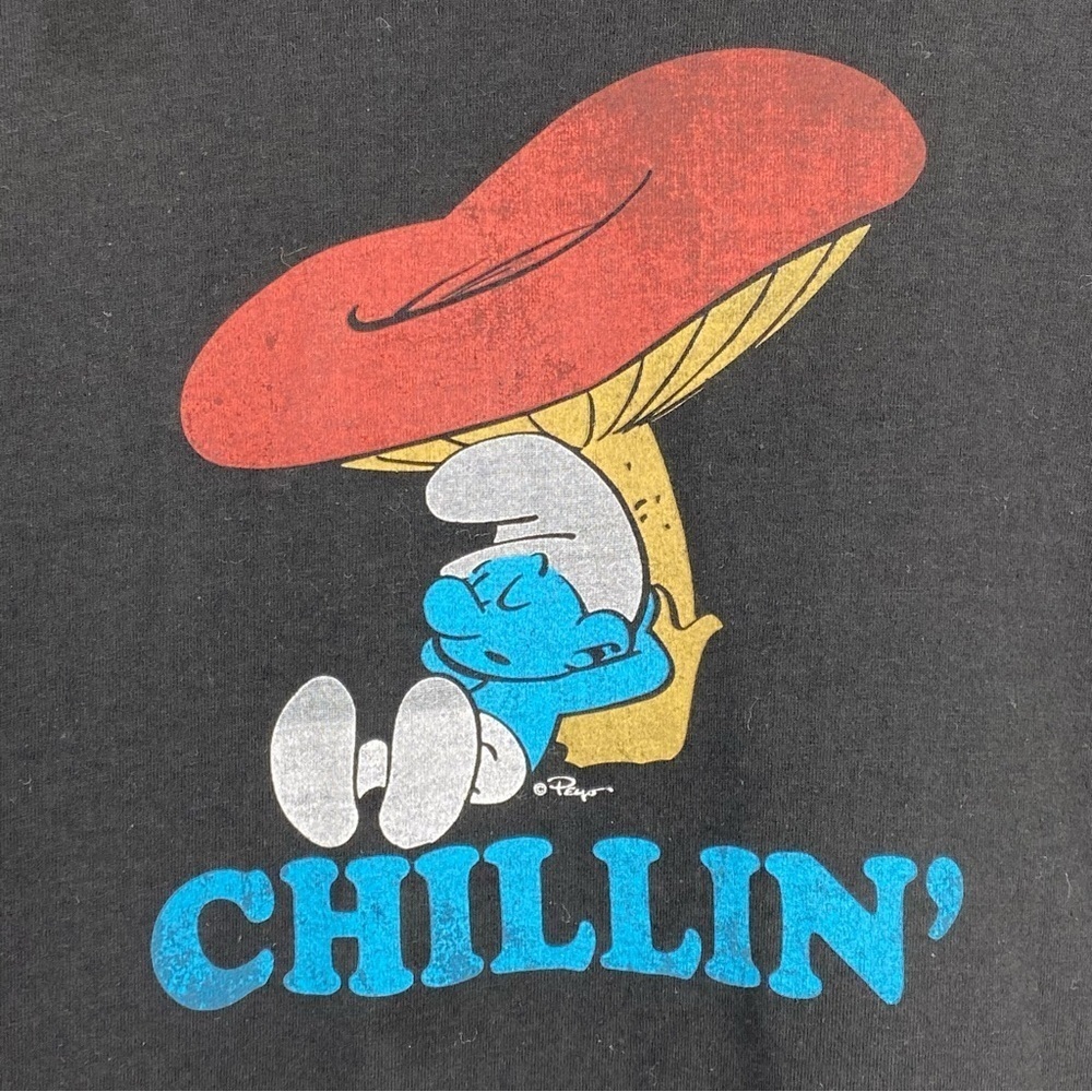 Smurfs "chillin" mushroom graphic short sleeve tee black red blue white medium